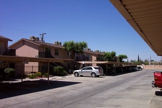 Manning Plaza in Parlier, CA - Foto de edificio - Building Photo