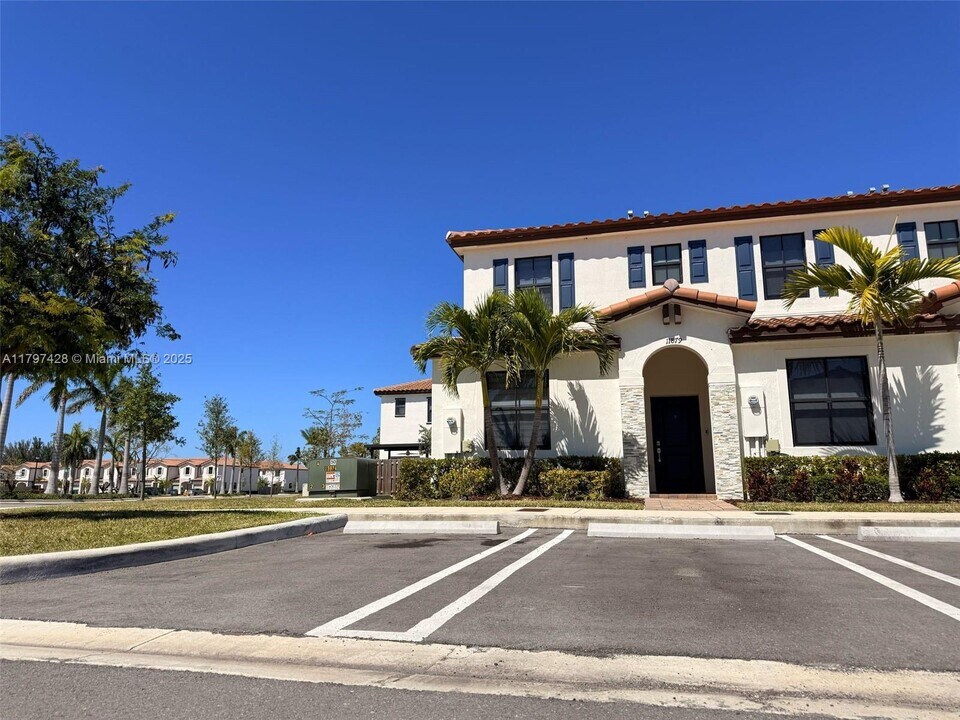 11879 SW 247th Ter in Princeton, FL - Building Photo