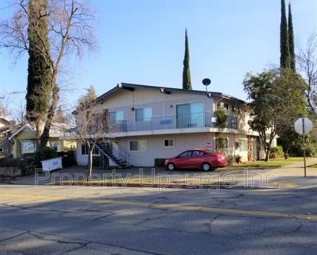 1553 Riverside Dr in Redding, CA - Building Photo - Building Photo