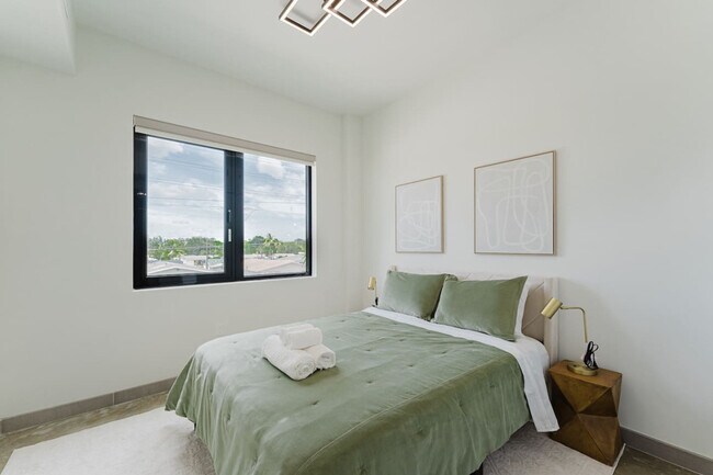 2750 Griffin Rd in Fort Lauderdale, FL - Building Photo - Building Photo