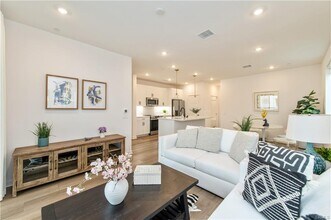 136 Ruby Rd in Mission Viejo, CA - Building Photo - Building Photo