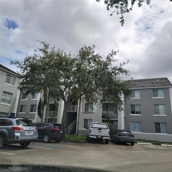 711 SW 111th Way in Pembroke Pines, FL - Building Photo