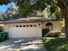 529 Mission Santa Fe Cir in Chico, CA - Building Photo