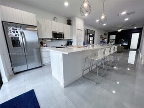 7825 NW 104th Ave in Doral, FL - Building Photo - Building Photo