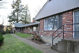 Georgia Manor in Lake Oswego, OR - Building Photo - Building Photo