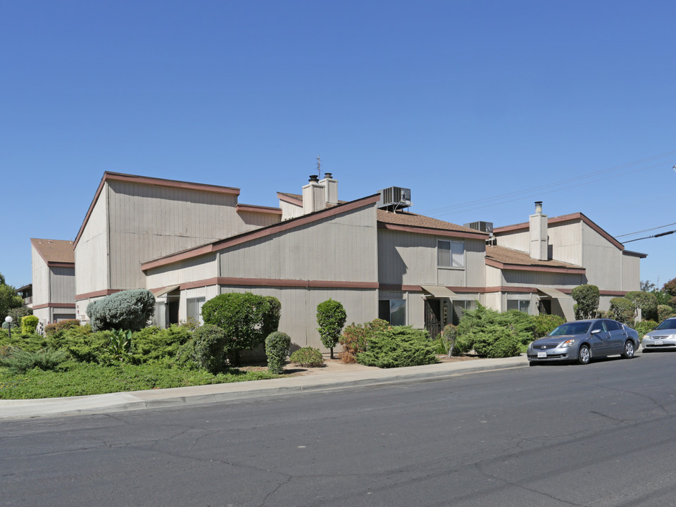 531 W Lincoln Ave in Clovis, CA - Foto de edificio