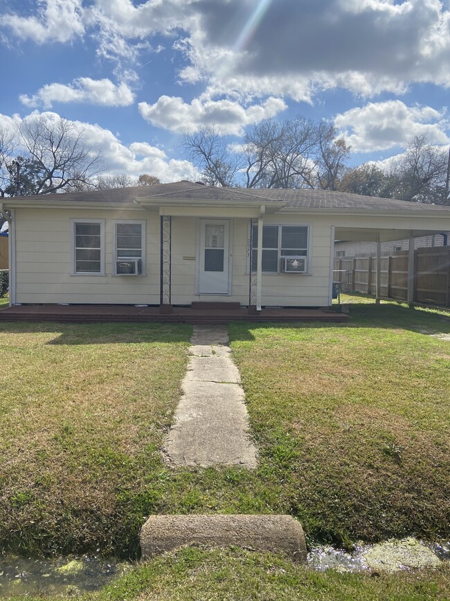 2975 Pecos St in Beaumont, TX - Building Photo - Building Photo