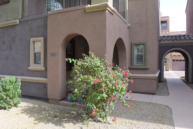 3935 E Rough Rider Rd in Phoenix, AZ - Foto de edificio - Building Photo