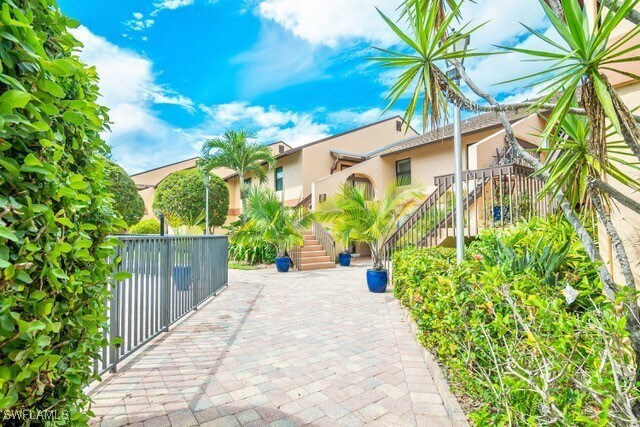 4300 Belair Ln in Naples, FL - Building Photo