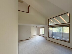 8949 SW Fairview Pl in Portland, OR - Foto de edificio - Building Photo