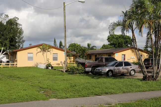 4429 Davis Rd in Lake Worth, FL - Foto de edificio - Building Photo