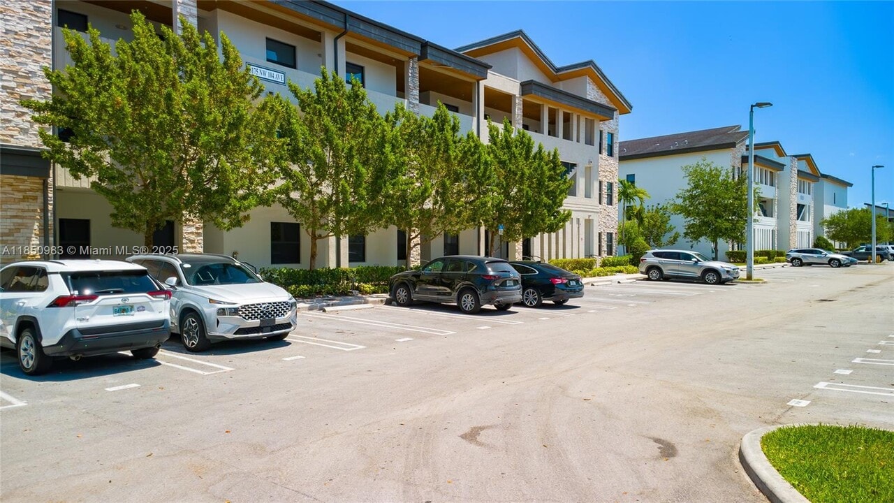 8175 NW 104th Ave in Doral, FL - Foto de edificio