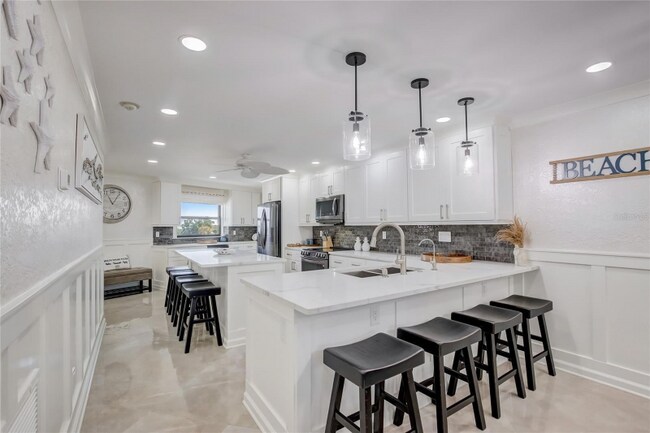 5770 Midnight Pass Rd in Siesta Key, FL - Building Photo - Building Photo