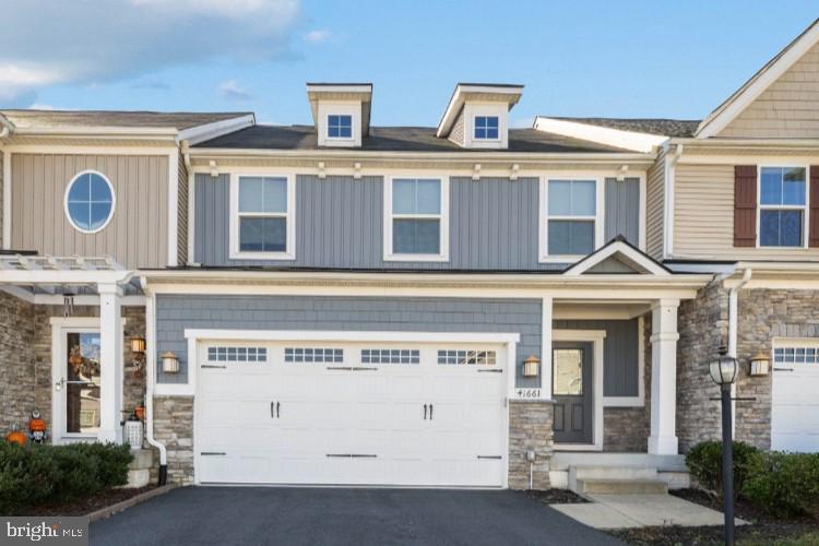41661 McMonagle Square in Aldie, VA - Building Photo