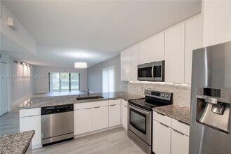 16471 Blatt Blvd in Weston, FL - Foto de edificio - Building Photo