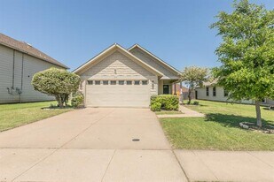 213 Cres Ridge Dr in Fort Worth, TX - Building Photo