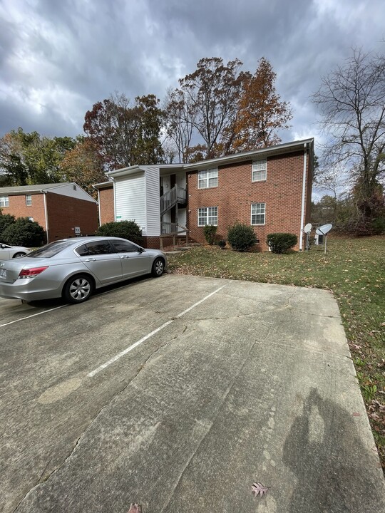 104 Hunters Ct, Unit 104A in Siler City, NC - Foto de edificio