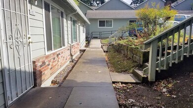 10535-10535 NE Fremont St in Portland, OR - Building Photo - Building Photo