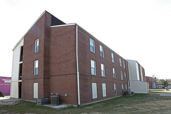 Alpha Plaza Apartments in East St. Louis, IL - Building Photo - Building Photo