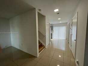 2056 NE 167th St in North Miami Beach, FL - Foto de edificio - Building Photo