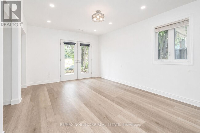 5801 Lakeshore Rd in Whitchurch-Stouffville, ON - Building Photo - Building Photo