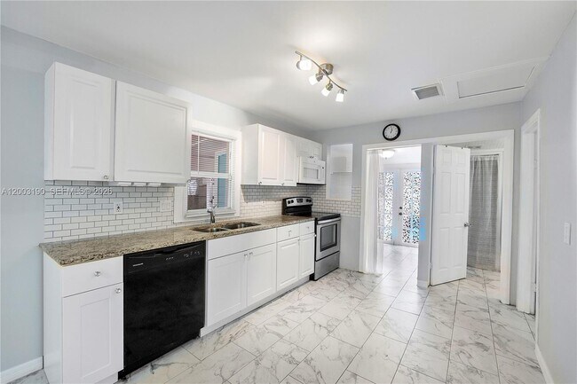 901 NE 38th St in Oakland Park, FL - Building Photo - Building Photo