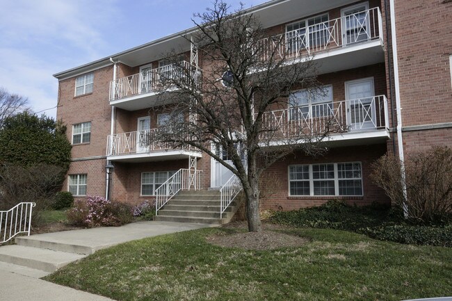 Park Carlyn Apartments in Arlington, VA - Foto de edificio - Building Photo