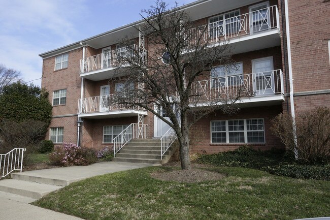 Park Carlyn Apartments in Arlington, VA - Building Photo - Building Photo