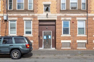 845-851 Main St in Holyoke, MA - Building Photo - Building Photo