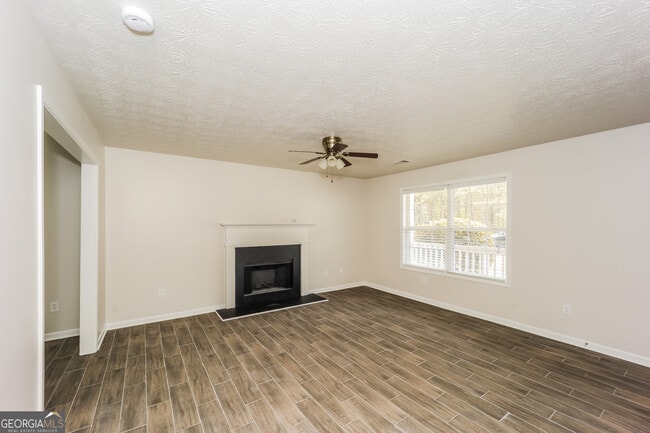 320 Valley View Dr in Fairburn, GA - Building Photo - Building Photo