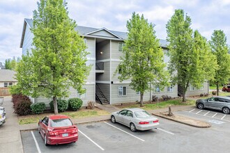 Pioneer Village Apartments in Silverton, OR - Foto de edificio - Building Photo