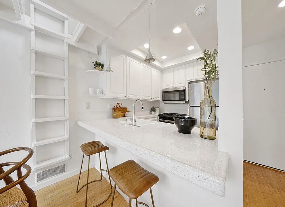 17082 Pacific Coast Hwy in Huntington Beach, CA - Building Photo