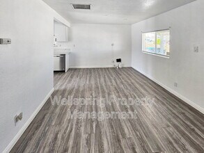 327 W Haloid Ave in Ridgecrest, CA - Foto de edificio - Building Photo