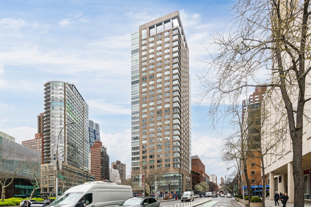 One Lincoln Square in New York, NY - Foto de edificio