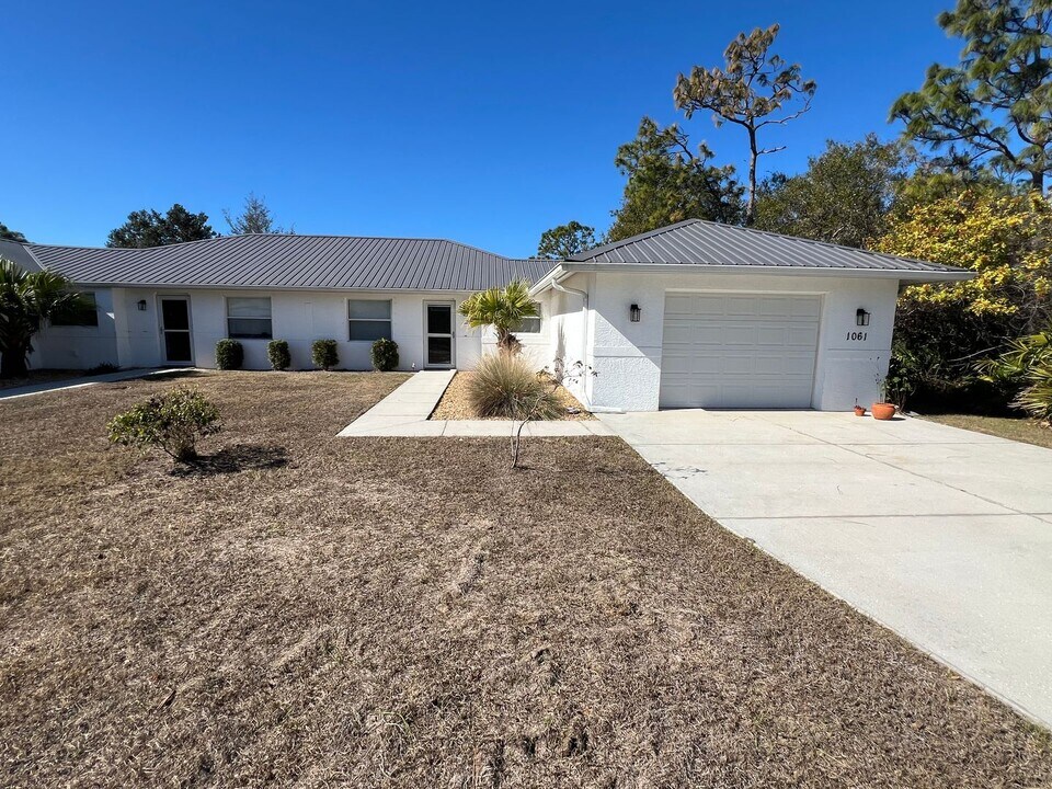 1061 Nomad Rd in Punta Gorda, FL - Building Photo