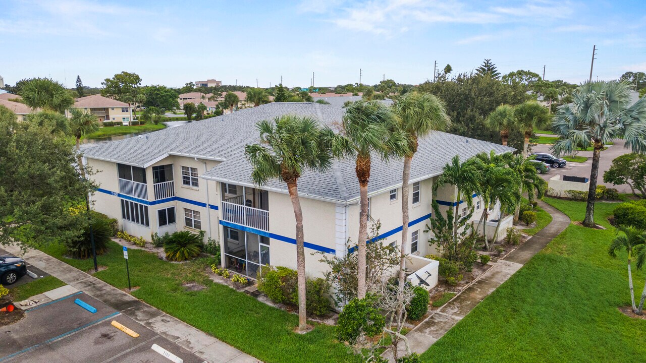 1507 SE Royal Green Cir in Port St. Lucie, FL - Building Photo