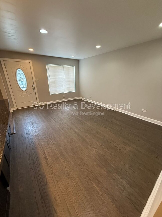 9110 S Essex Ave in Chicago, IL - Building Photo - Building Photo