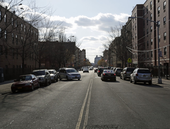 1320 Morris Ave in Bronx, NY - Foto de edificio - Building Photo