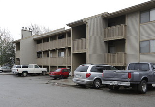 Oak Tree Square Apartments in Topeka, KS - Building Photo - Building Photo