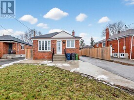 17 Strode Dr in Toronto, ON - Building Photo