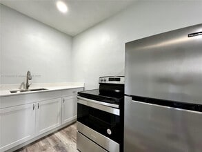 806 NW 7th Terrace-Unit -22 in Hallandale Beach, FL - Building Photo - Building Photo