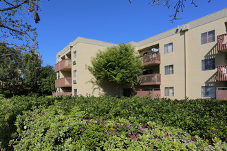 St. Johns Plaza Apartments in Lemon Grove, CA - Foto de edificio - Building Photo