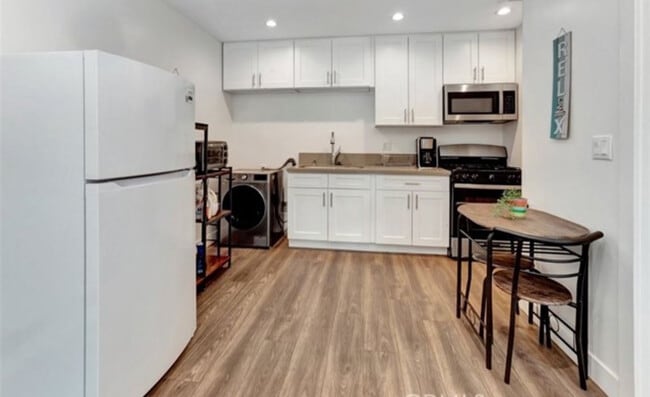 24019 Sylvan St in Woodland Hills, CA - Building Photo - Building Photo