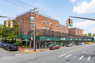 Townhouse Apartments in Great Neck, NY - Building Photo - Building Photo