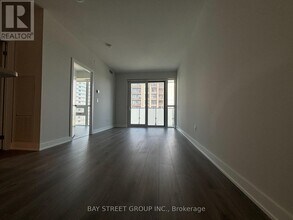 430-3430 Square One Dr in Mississauga, ON - Building Photo - Building Photo