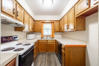 8532 Oakwood Dr in Urbandale, IA - Building Photo - Building Photo