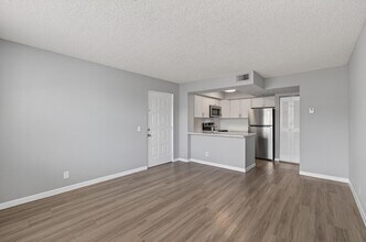 714 Executive Center Dr in West Palm Beach, FL - Building Photo - Building Photo
