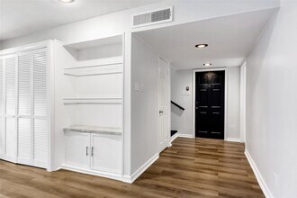 7 Briar Dale Ct in Houston, TX - Building Photo - Building Photo