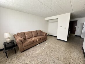 2441 Holmes St in Rockford, IL - Building Photo - Building Photo