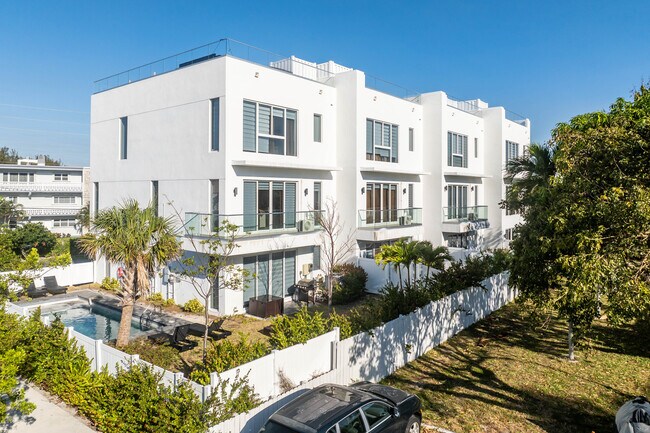 1000-1006 N Riverside Dr in Pompano Beach, FL - Building Photo - Building Photo
